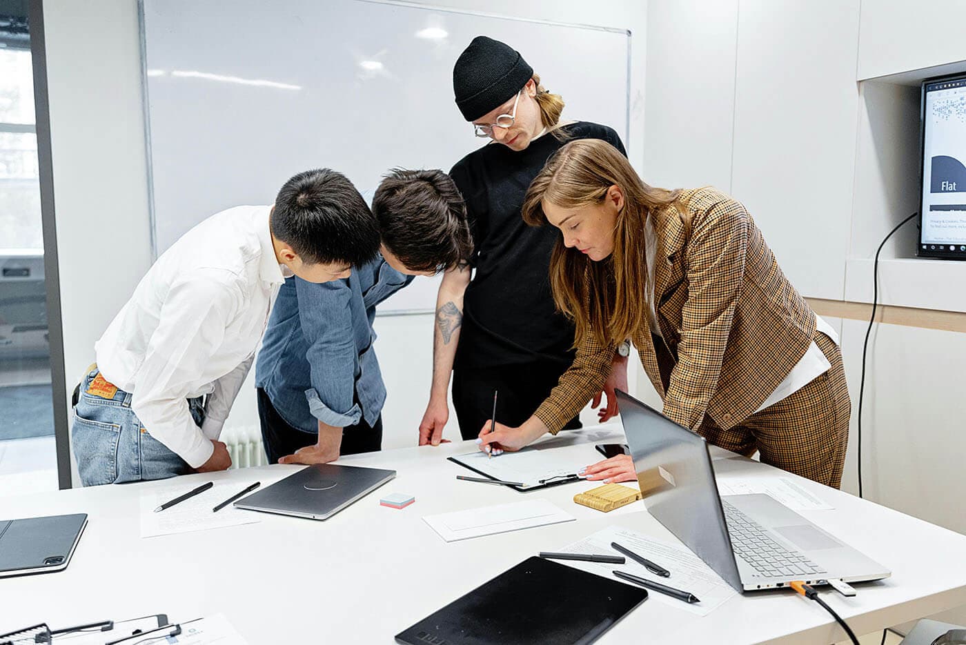 Coaching vs mentoring concept: Creative professionals work on a project together
